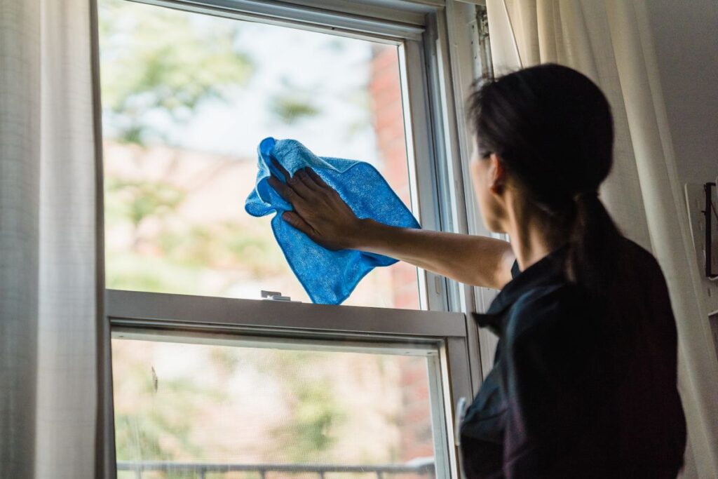 Streak-free window cleaning with a microfiber cloth